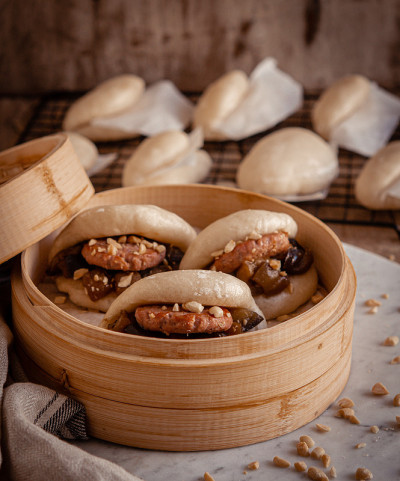 小牛肉汉堡和酸甜茄子包子