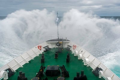 当我们穿过德雷克海峡时，波浪冲过船首