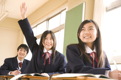 初中男女学生上课