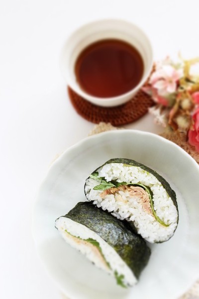 日本料理，金枪鱼和紫杉饭团