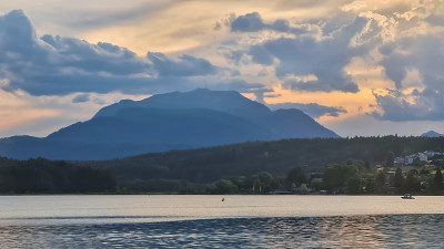 Faakersee -奥地利Faak湖的全景。这个湖被高山环绕着。太阳正在慢慢落下