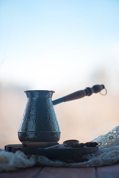 早晨的静物生活与咖啡在一个金属cezve