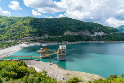 Zhinvali水库。山中的水坝。