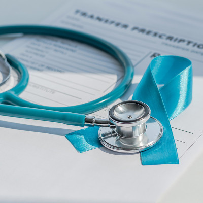 蓝丝带象征前列腺癌意识运动和男性健康对患者健康记录处方表与医生听诊器。