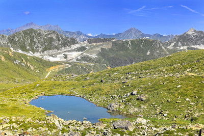 高山景观与一个小湖在岩石草甸