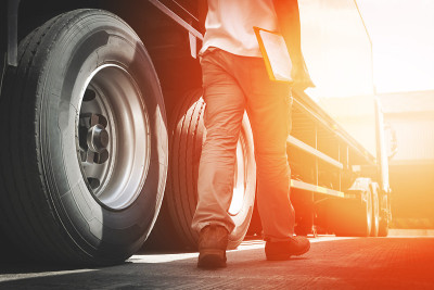 卡车司机正在检查半挂车。检查、维护和安全驾驶。