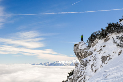 在德国Zugspitze山附近的巴伐利亚小镇Garmisch Partenkirchen，一位徒步旅