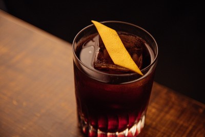 背景是鸡尾酒杯