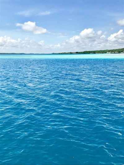 巴卡拉泻湖蔚蓝透明的海水