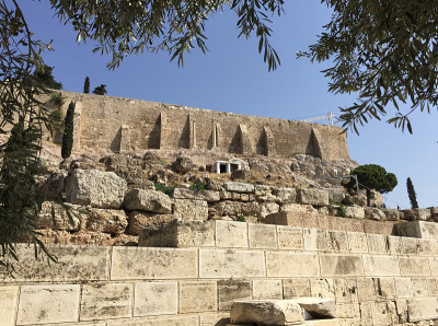 雅典卫城(Acropolis of Athens)的遗迹一览无余，这是位于雅典城上方岩石上的一座古代