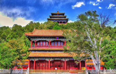 北京景山公园的北门和万春亭