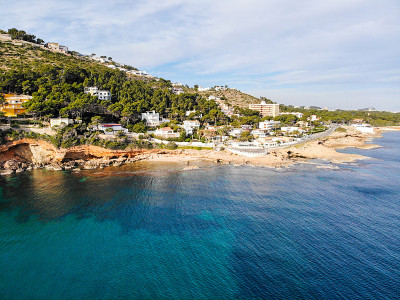 鸟瞰图的拉斯罗塔斯岩石海滩在Denia，西班牙在日落