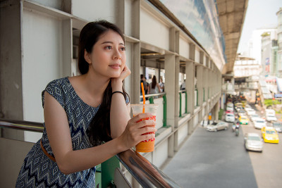 女人在桥边休息