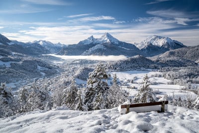俯瞰白雪覆盖的贝希特斯加登，阿尔卑斯山冬季景观，贝希特斯加登，巴伐利亚，德国