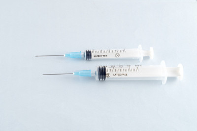 注射器隔离在浅蓝色背景下