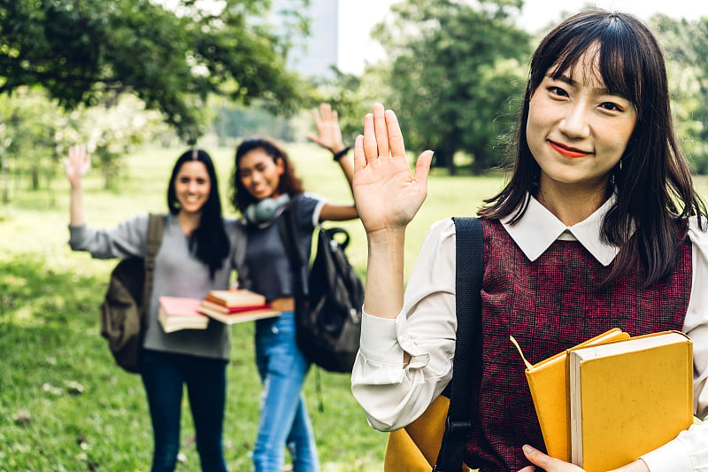 快乐的同学们向你挥手问好