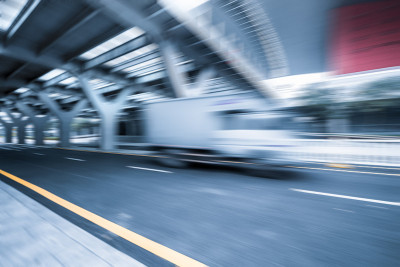 城市道路上模糊不清的卡车