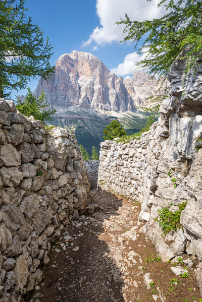 意大利Dolomites山脉中修复的一战战壕的风景