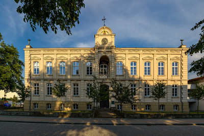 上市前“市立高中”，今天“Richard-Vossidlow高中”在购物/Müritz