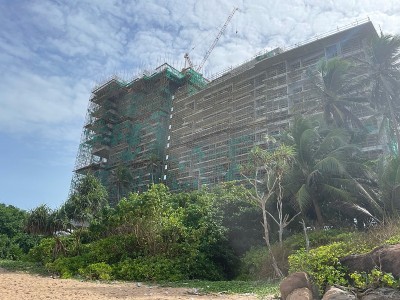 建筑物围护结构，设有安全网