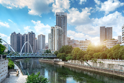 现代高楼和桥梁，贵阳城市景观，中国。