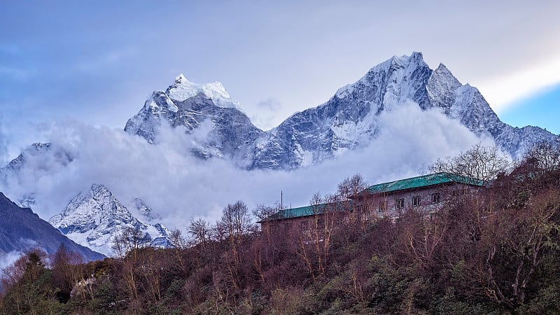 尼泊尔珠穆朗玛峰地区多尔坎加山和塔姆塞库山