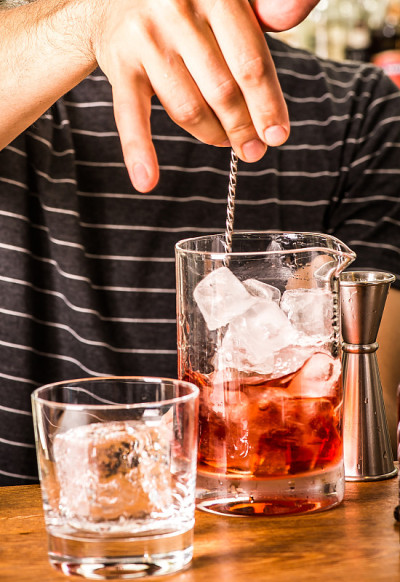 准备或饮用内格罗尼酒