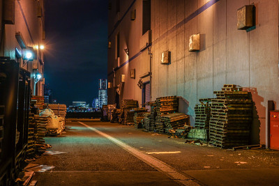 横滨港人未来的夜景从建筑物之间看过去