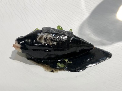 在米其林餐厅，墨汁鱿鱼是开胃菜
