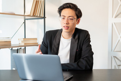 企业视频聊天虚拟会议自信男人