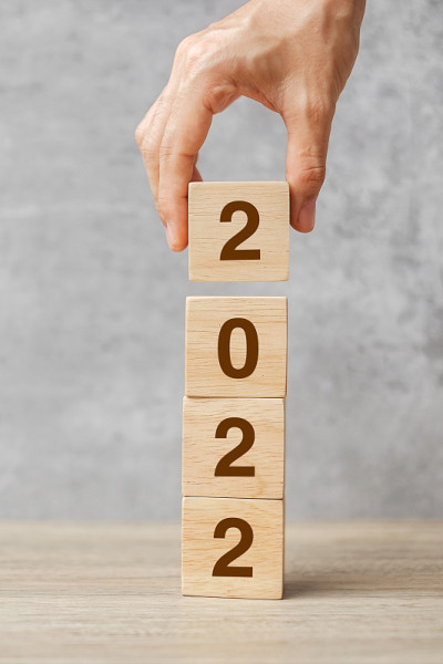 手握块2022文本上的表。决心，策略，计划，目标，动力，重启，商业和新年假期的概念