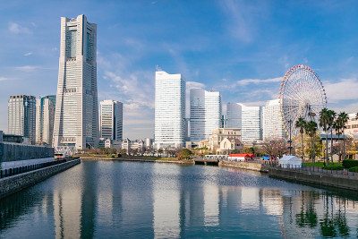 日本神奈川县横滨市的横滨市景。横滨是一个面向横滨港的地区。