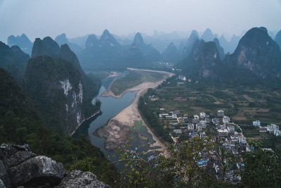 中国南方桂林地区的喀斯特山脉，靠近兴平村，漓江