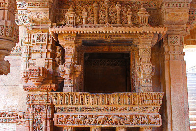 阳台上雕刻着优雅的花边图案。Adalaj Stepwell，艾哈迈达巴德，古吉拉特邦，印度