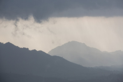 有暴雨的山