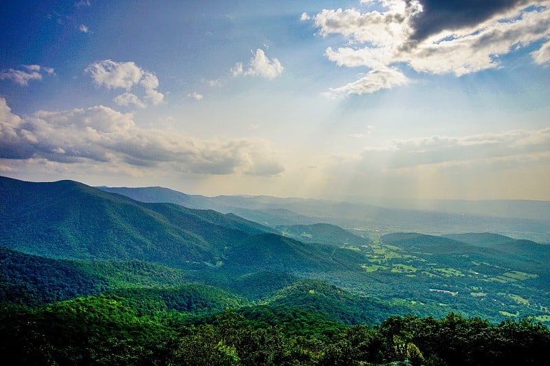 阳光照山