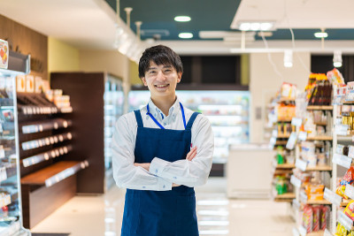 在食品超市工作的年轻男性职员