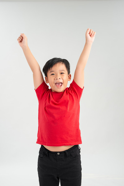 小男孩举起双手大叫