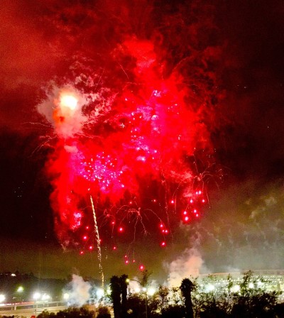 劳动节烟花在夜空中爆炸