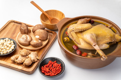 中国传统食物，美味的炖鸡汤