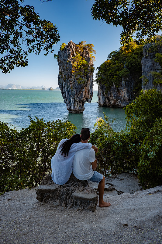 泰国普吉岛附近的詹姆斯邦德岛。著名的地标和旅游目的地，一对中年夫妇正在泰国甲米的詹姆斯邦德岛游玩