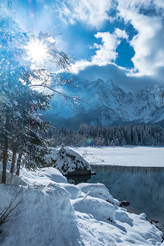 在靠近斯洛文尼亚边界的曼加特山滑雪登山，弗ulie - venezia Giulia，意大利