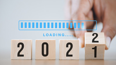 装载新年和手翻转木块，将2021年改为2022年。圣诞快乐，恭贺新禧。“n