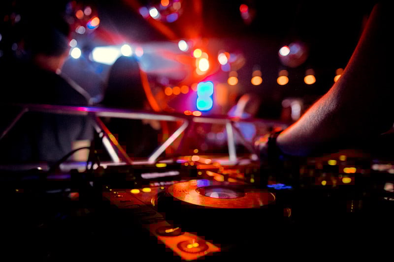 在夜总会的一个聚会上，Dj在混音。在背景激光显示