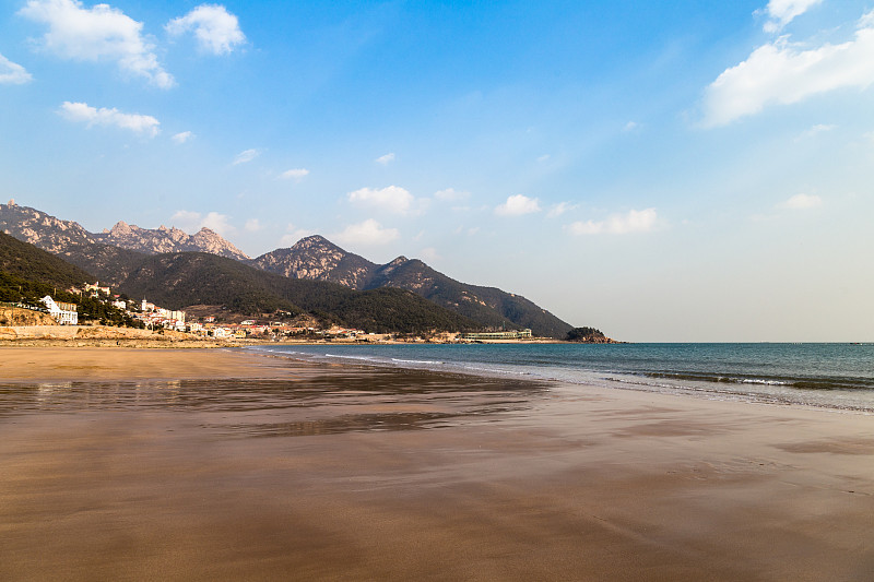 刘清河海滩在冬末的午后。青岛，紧邻崂山风景区