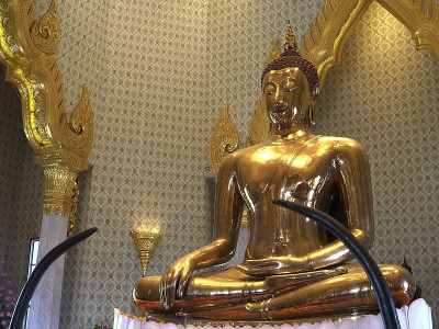 斜看金佛在wat traimit寺庙在曼谷，泰国
