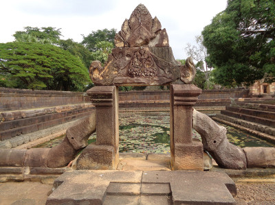 令人印象深刻的莲花池拱门在Prasat Muang Tam