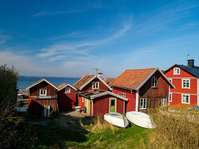 传统的瑞典红色小屋，位于瑞典斯德哥尔摩群岛的Sandhamn
