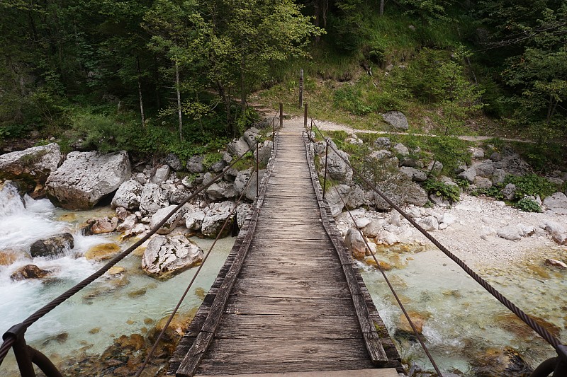 索卡小道上横跨索卡河的吊桥