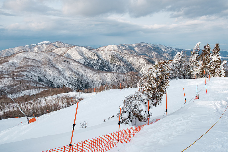 日本京都志贺县的白色滑雪坡道